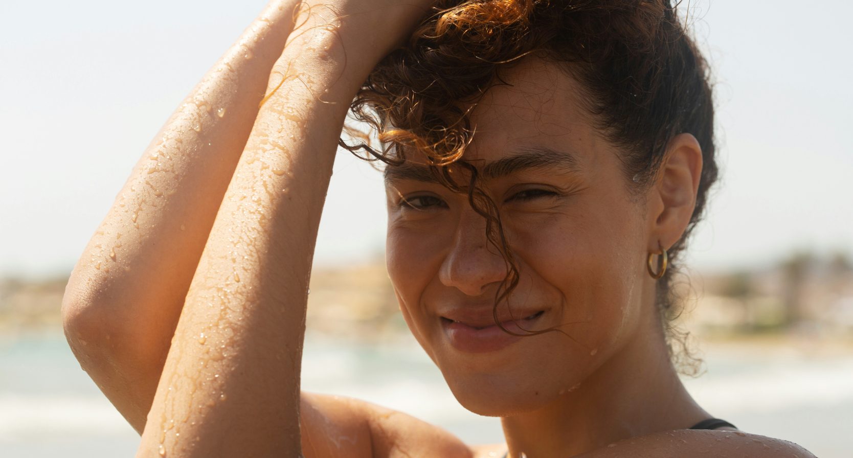 vrouw beschermt haar tegen de zon