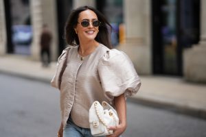 Thumbnail voor Deze simpele hack tovert een oversized blouse om tot een kortere variant mét pofmouwen
