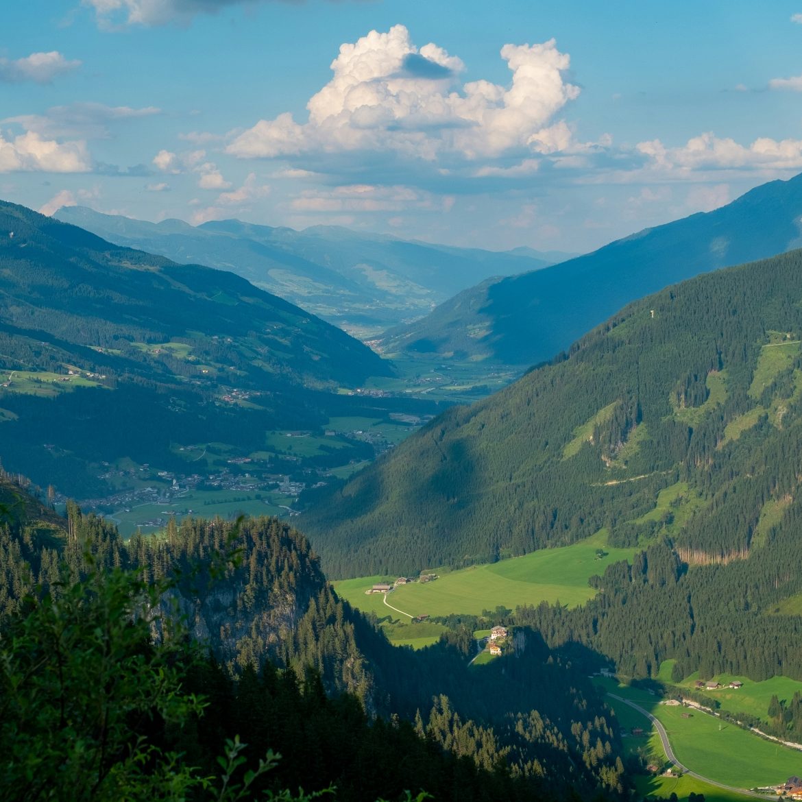 Vrouw maakt smak van vijftig meter in Alpen in Oostenrijk