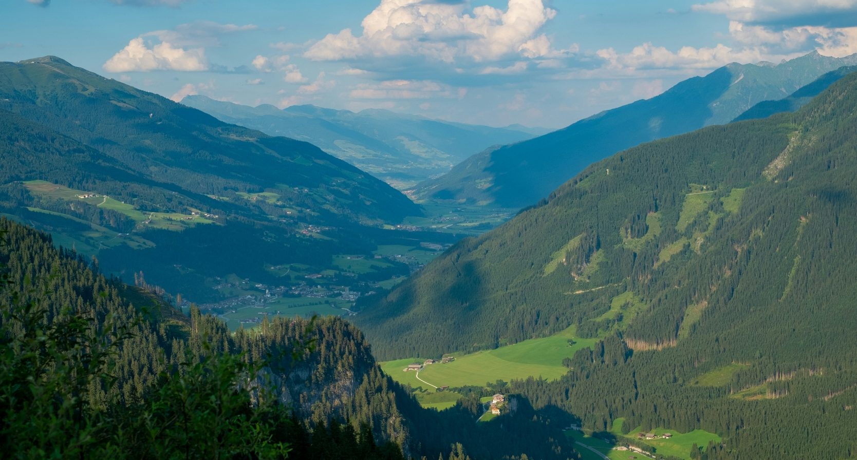 Vrouw maakt smak van vijftig meter in Alpen in Oostenrijk