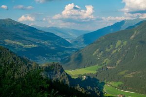 Vrouw maakt smak van vijftig meter in Alpen in Oostenrijk