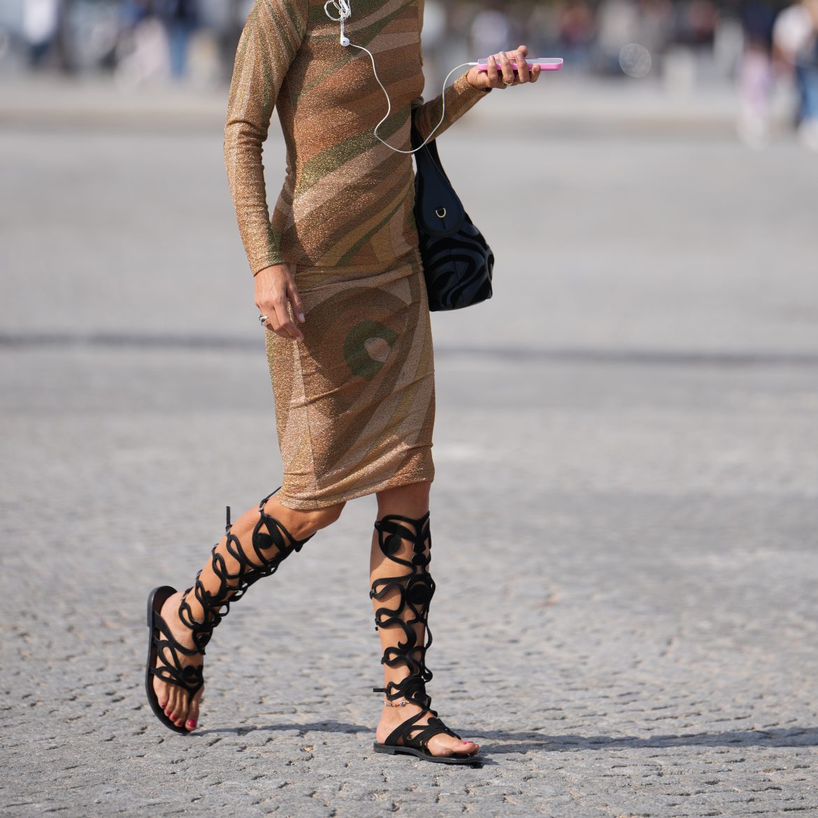 Vrouw met gladiatoren sandalen