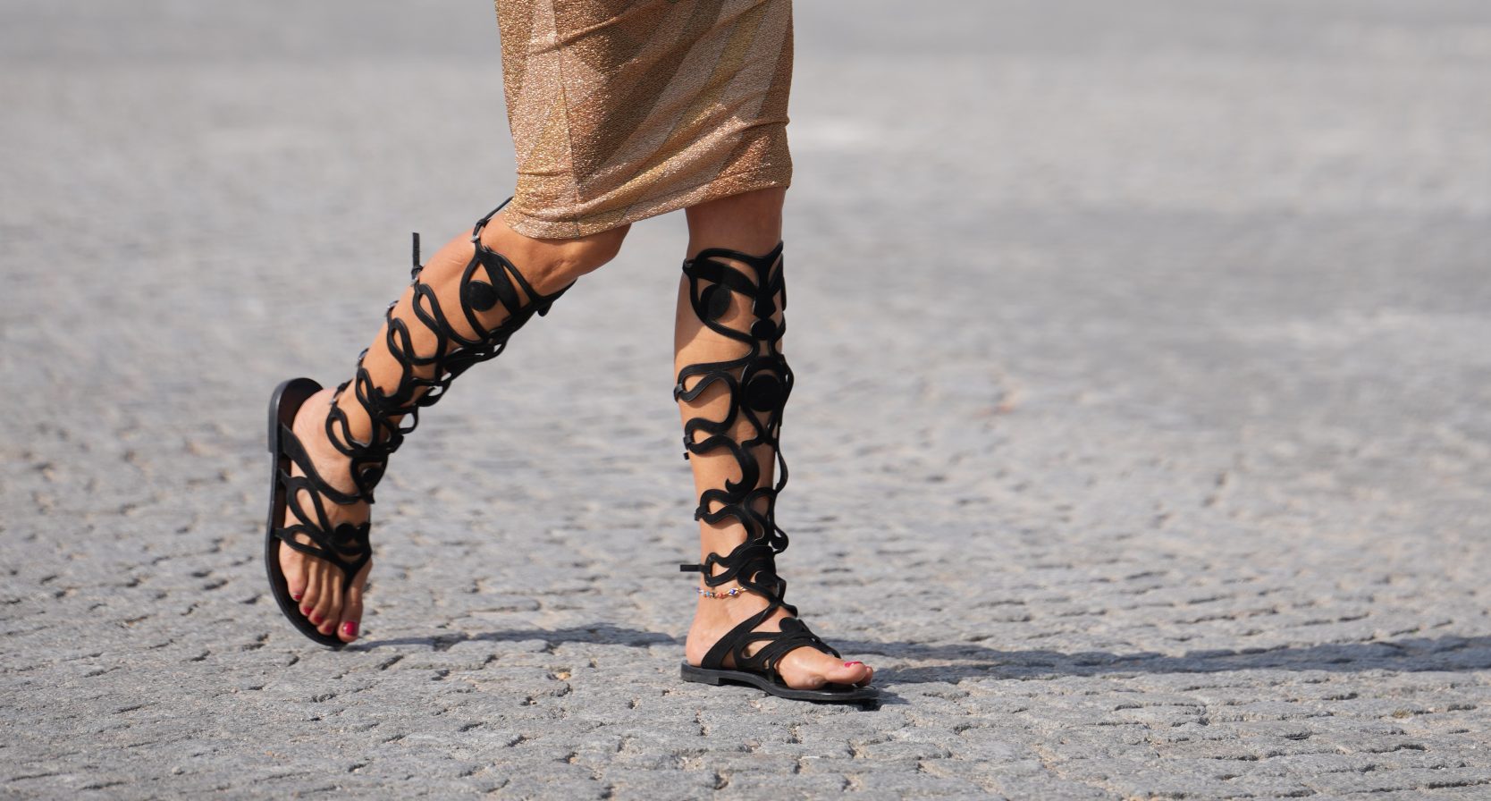 Vrouw met gladiatoren sandalen