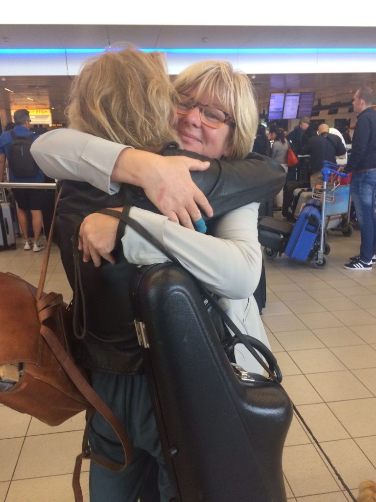 Eva met moeder afscheid schiphol