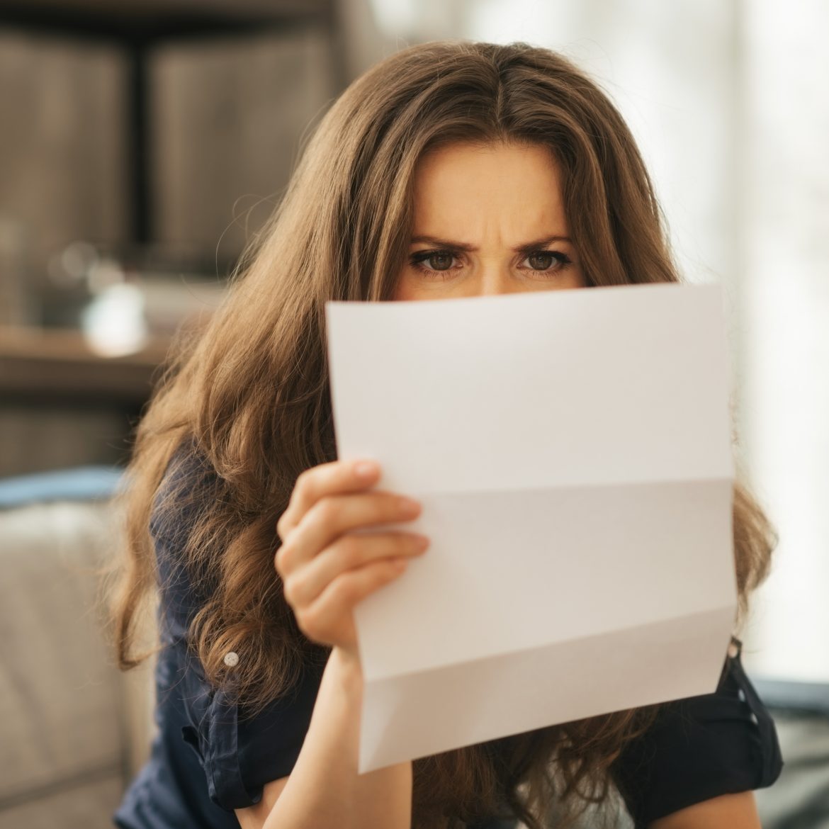 Verhuizen voor een man en dan geghost worden. illustratief beeld van een vrouw die een brief leest