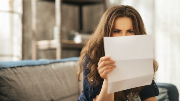 Verhuizen voor een man en dan geghost worden. illustratief beeld van een vrouw die een brief leest