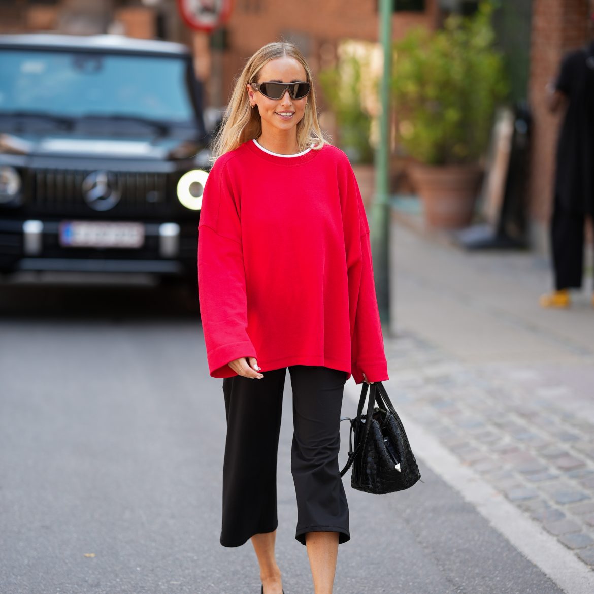 Vrouw in een knalrood T-shirt