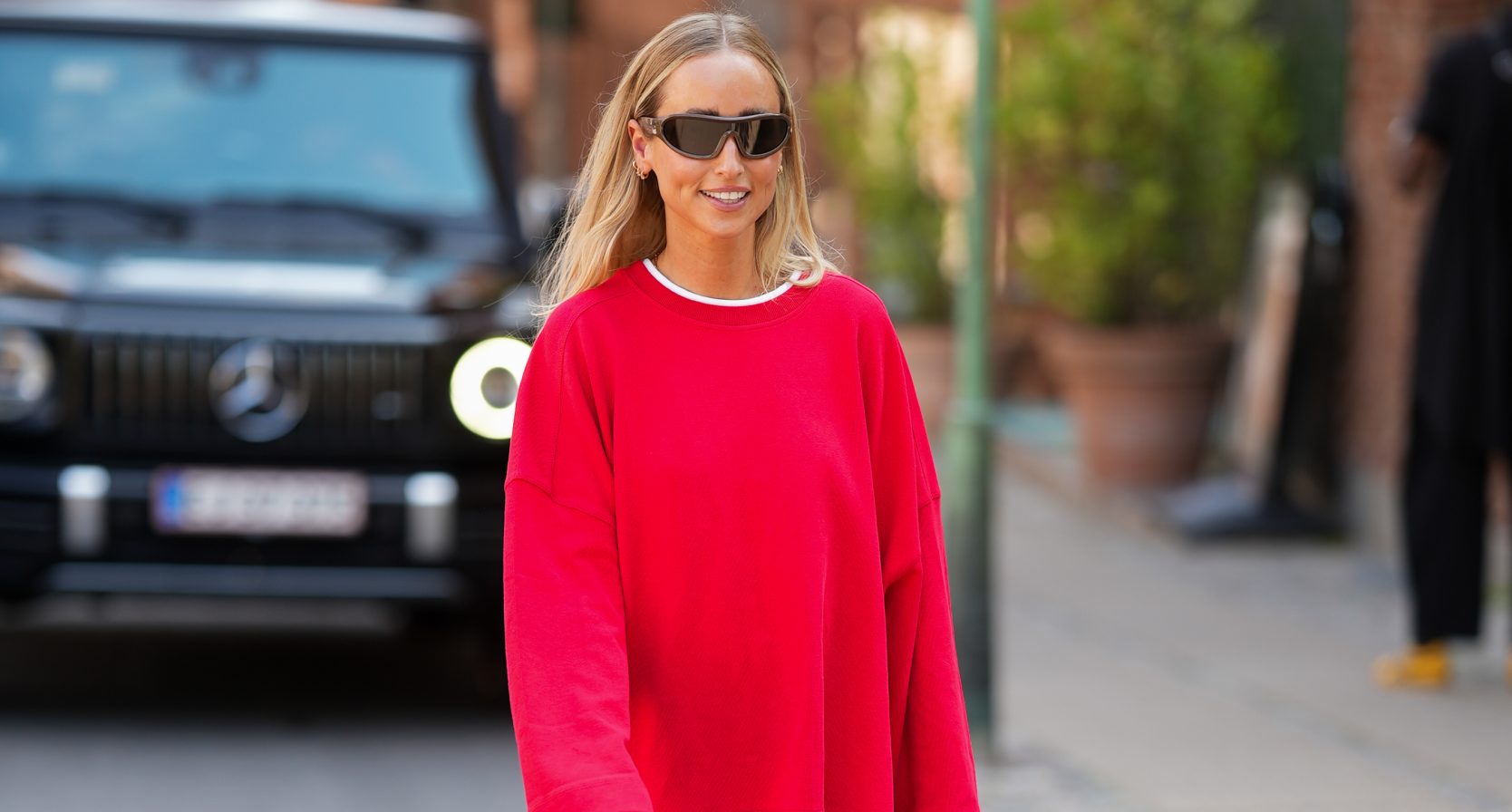 Vrouw in een knalrood T-shirt