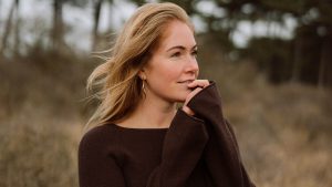Thumbnail voor Man achtervolgt Valerie (35) in het bos en betast zichzelf, zij filmt en deelt de confrontatie: 'Ik laat me niet tegenhouden'