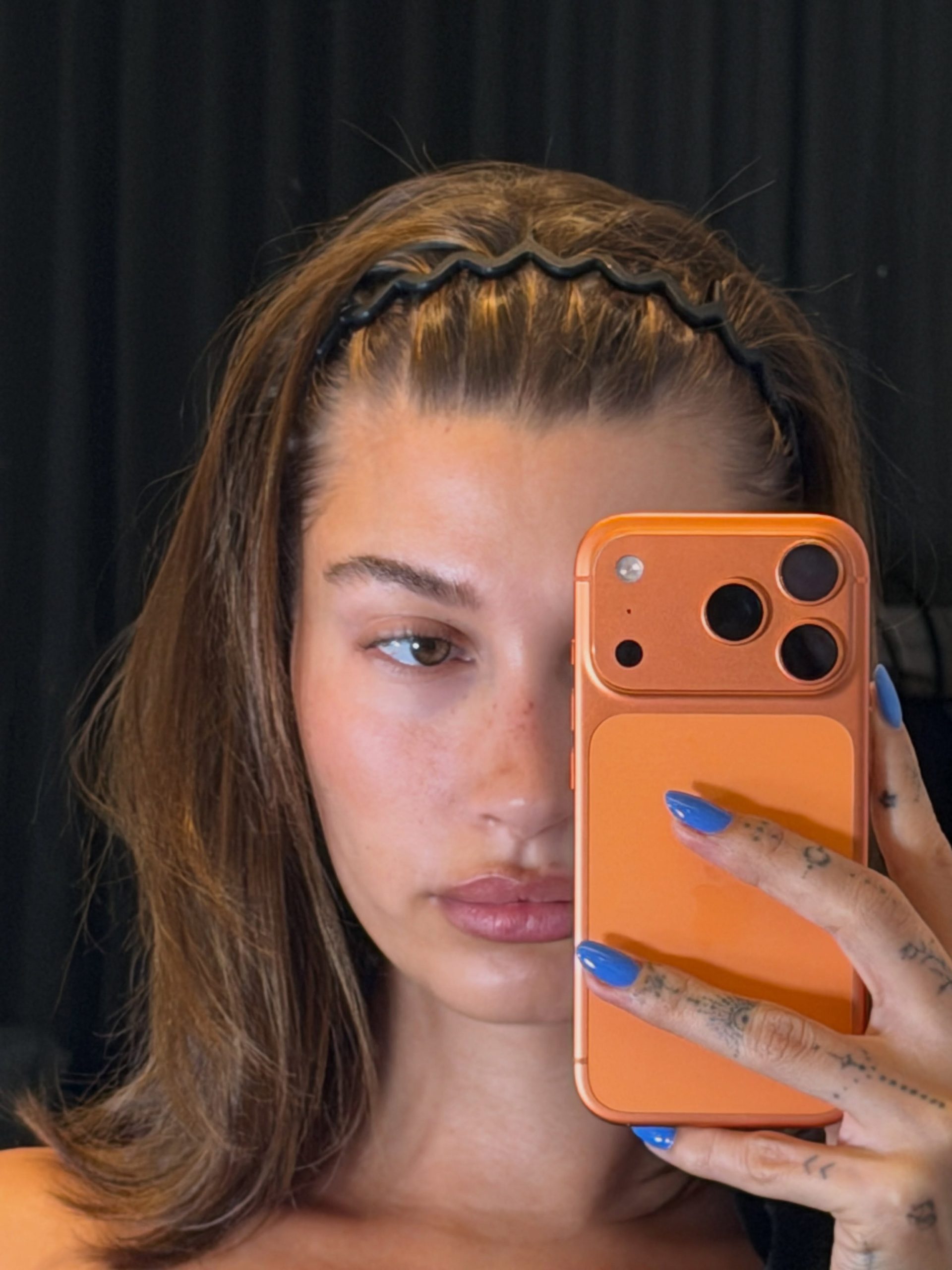 Hailey Bieber zigzag diadeem