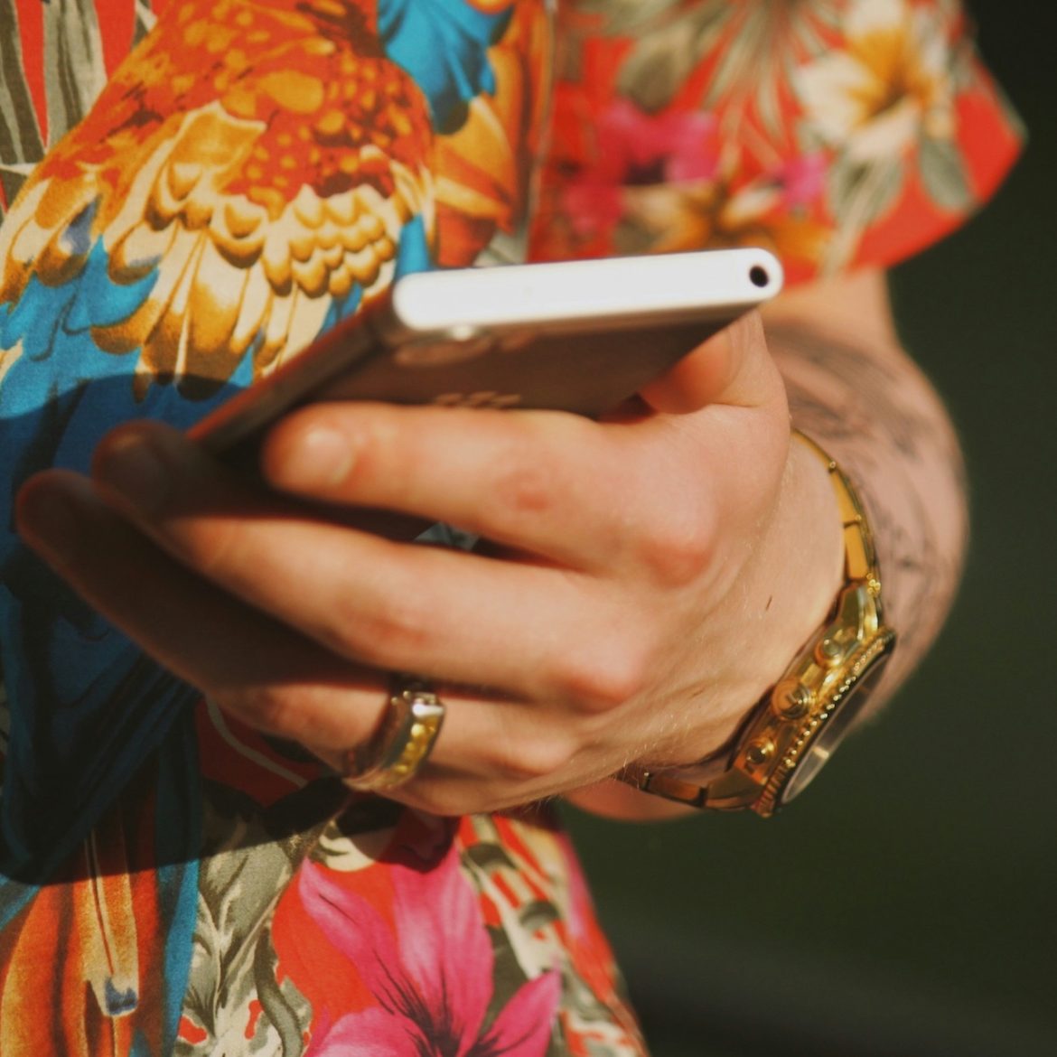 tikkie terras vrouw met telefoon