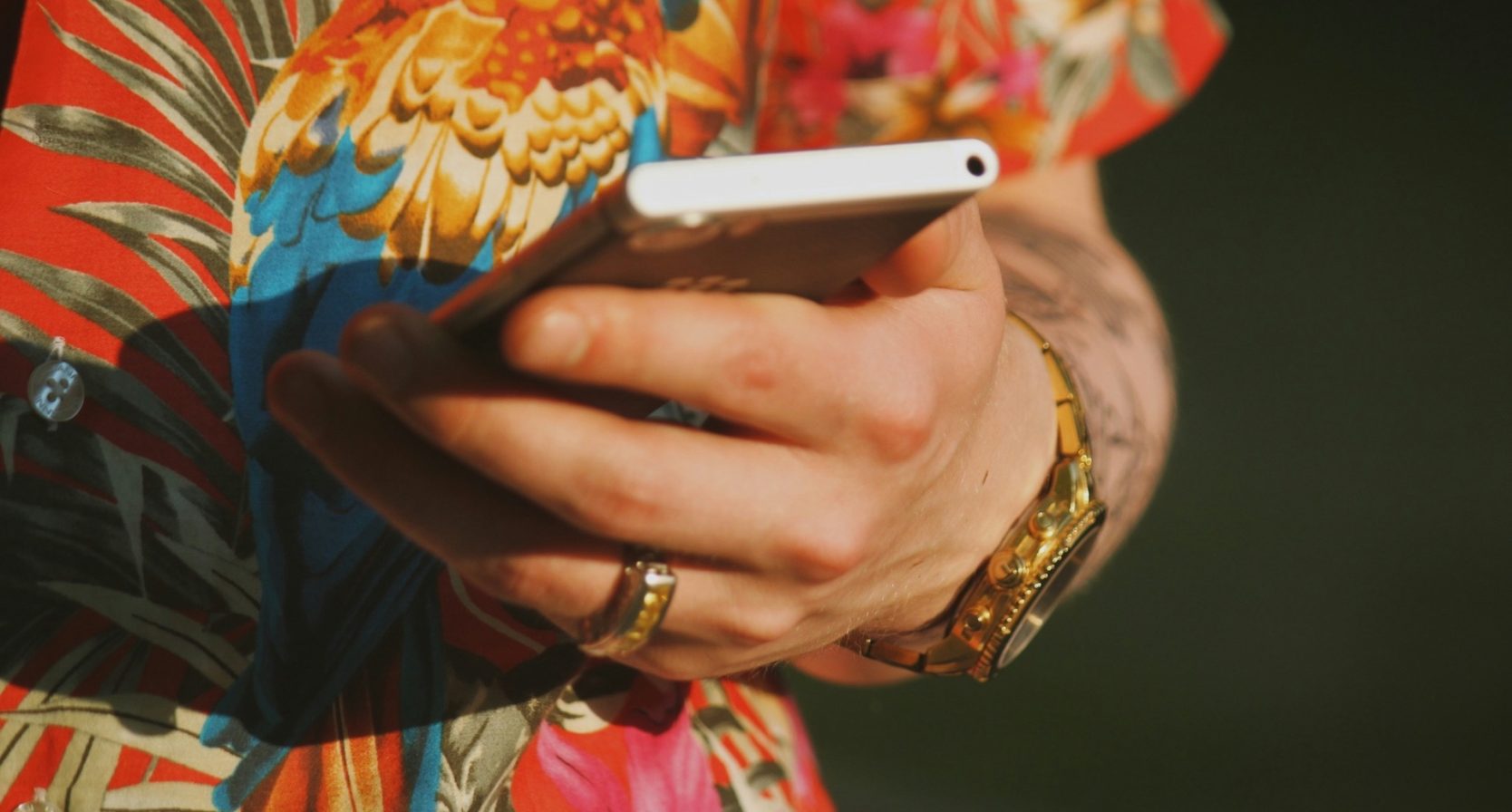 tikkie terras vrouw met telefoon