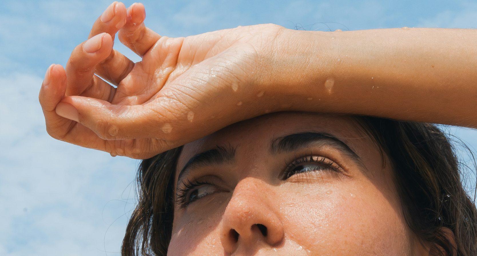 Vrouw tijdens warm weer met make-up