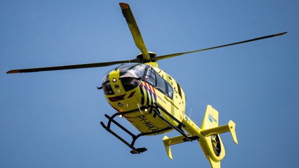 Auto met zeven gezinsleden belandt op z’n kop in sloot: twee meisjes zwaargewond