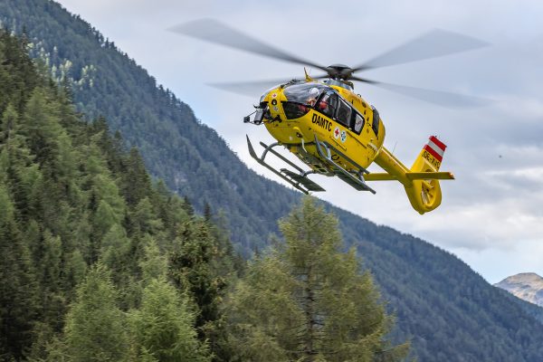 Wandelaars met baby’s en kinderwagens gered uit Oostenrijkse Alpen: ‘Had heel anders kunnen aflopen’