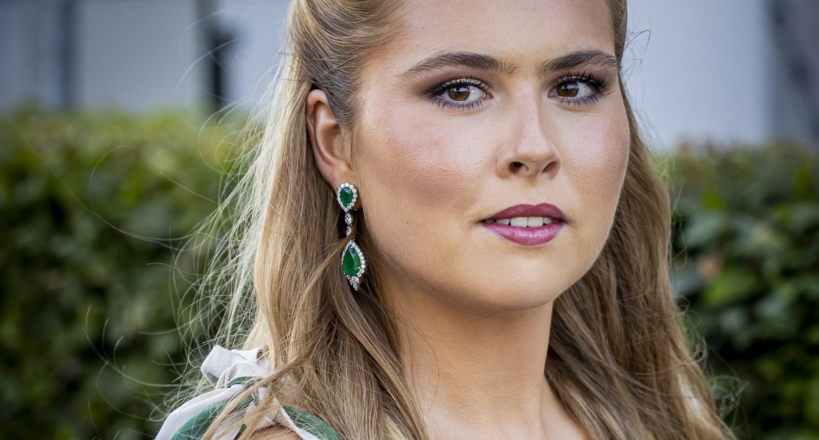 Prinses Amalia toont in Aken litteken van eerdere val van paard