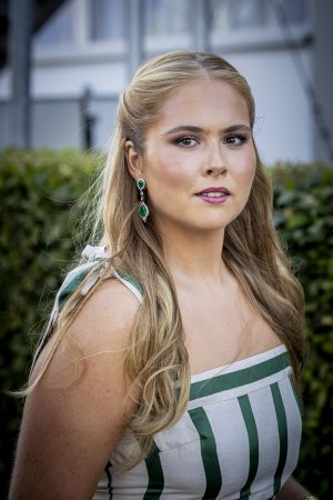 Prinses Amalia toont in Aken litteken van eerdere val van paard