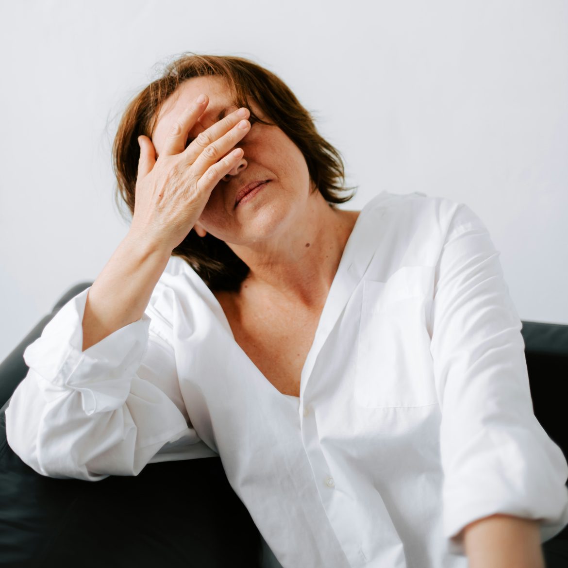 Vrouw zit gefrustreerd op de bank om haar relatie met een vriend met thuiswonende kinderen