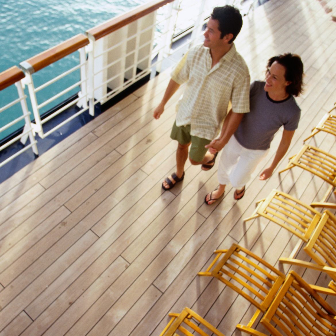 Koppel loopt op het dek van een swingerscruise