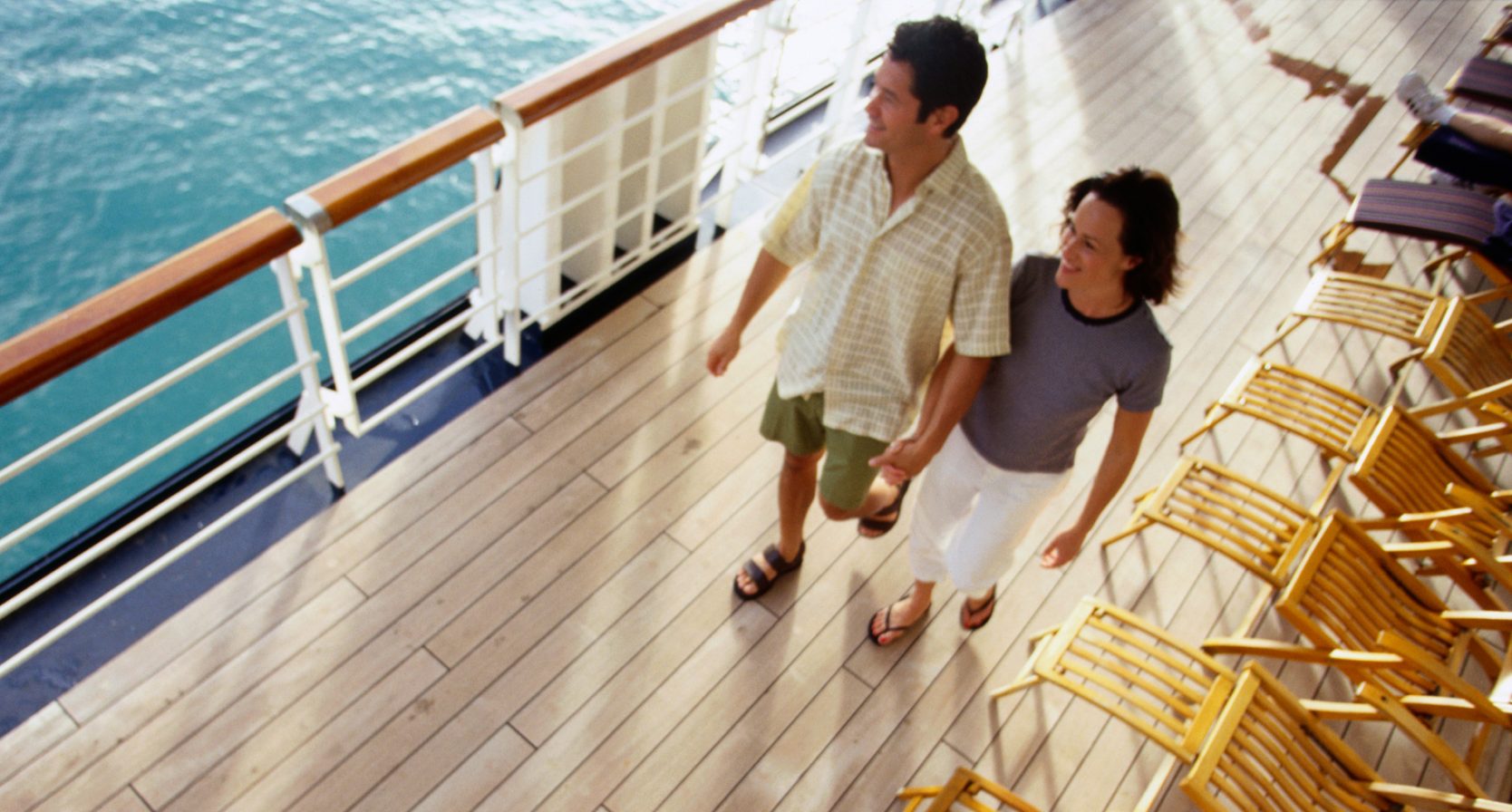 Koppel loopt op het dek van een swingerscruise