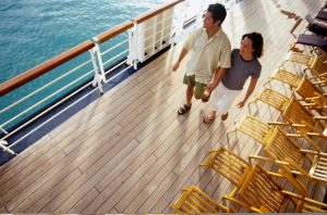 Koppel loopt op het dek van een swingerscruise