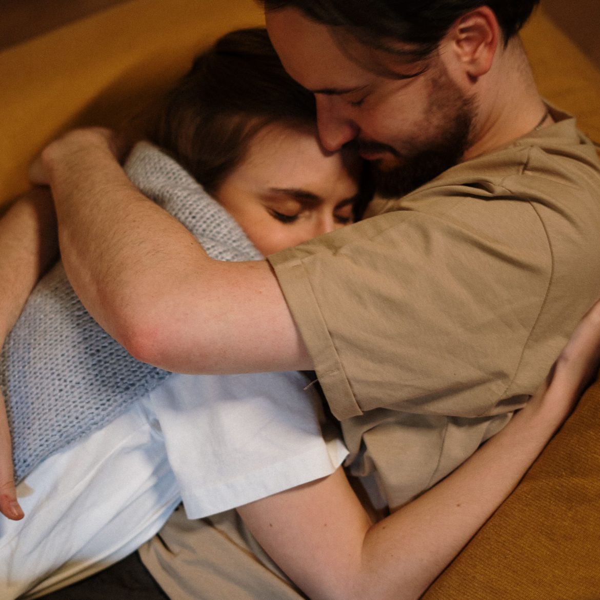 Koppel geeft elkaar een knuffel en is oke met intimiteit met anderen