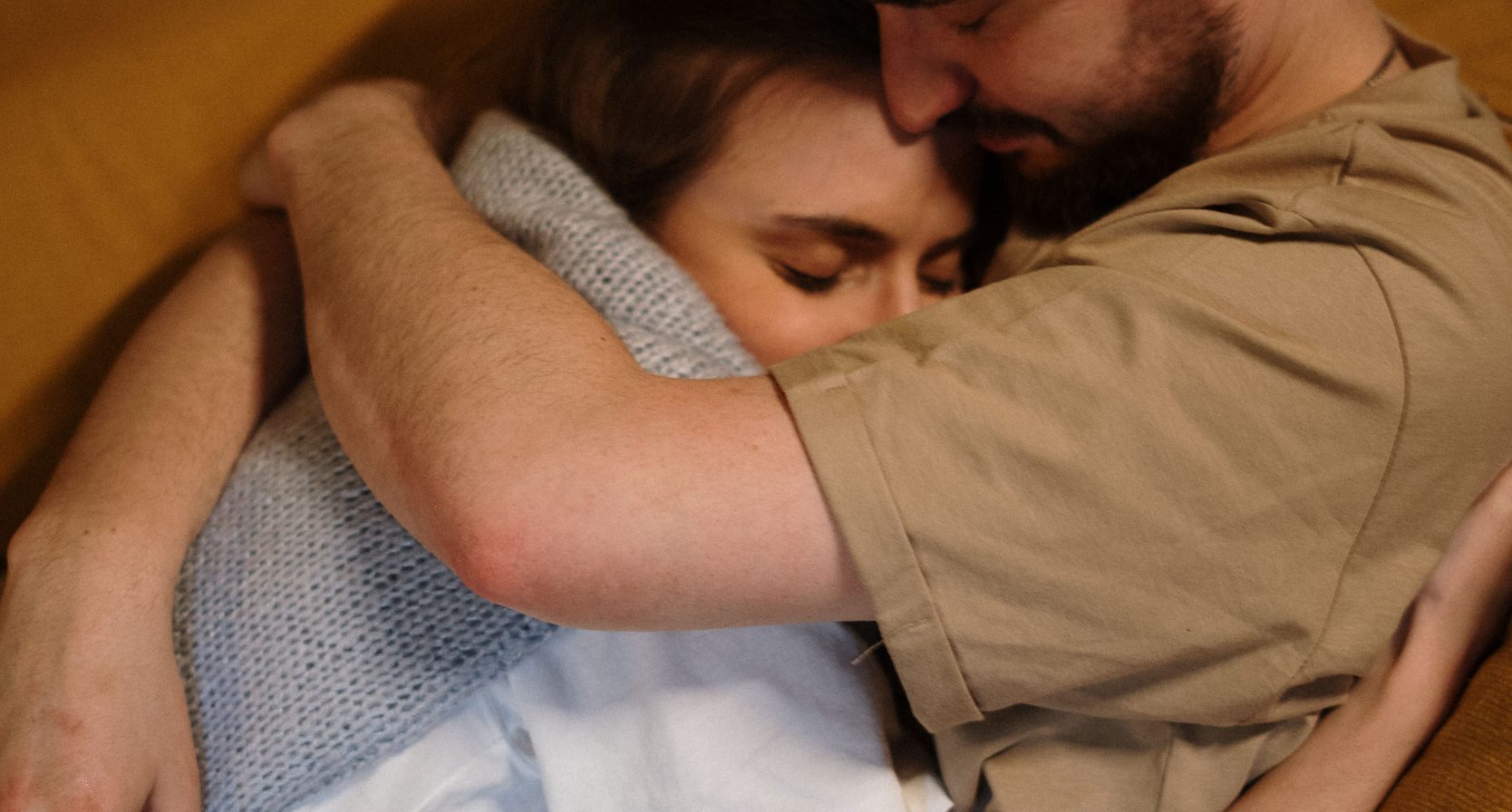 Koppel geeft elkaar een knuffel en is oke met intimiteit met anderen