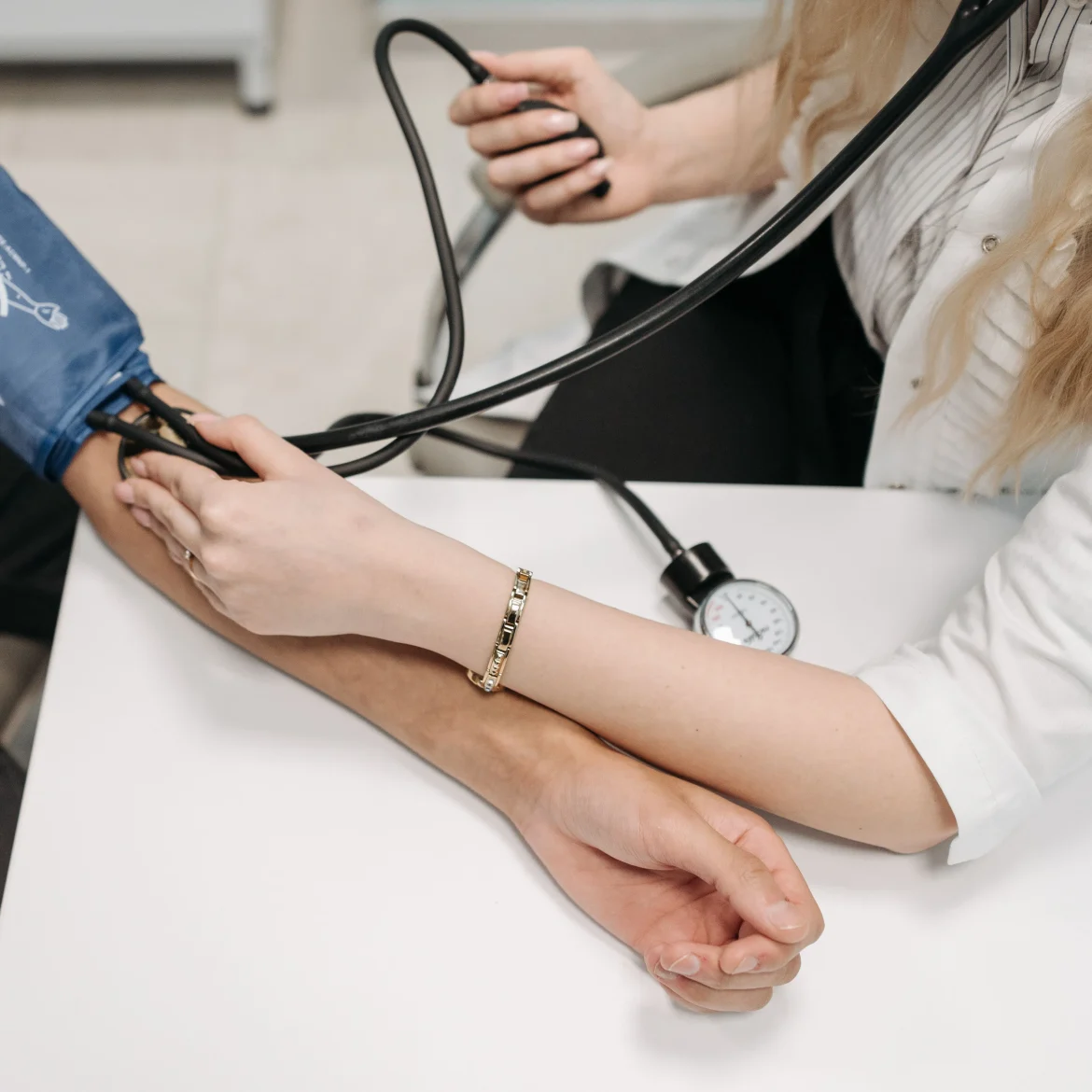 Dokter checkt bloeddruk van patiënt | niet mondig