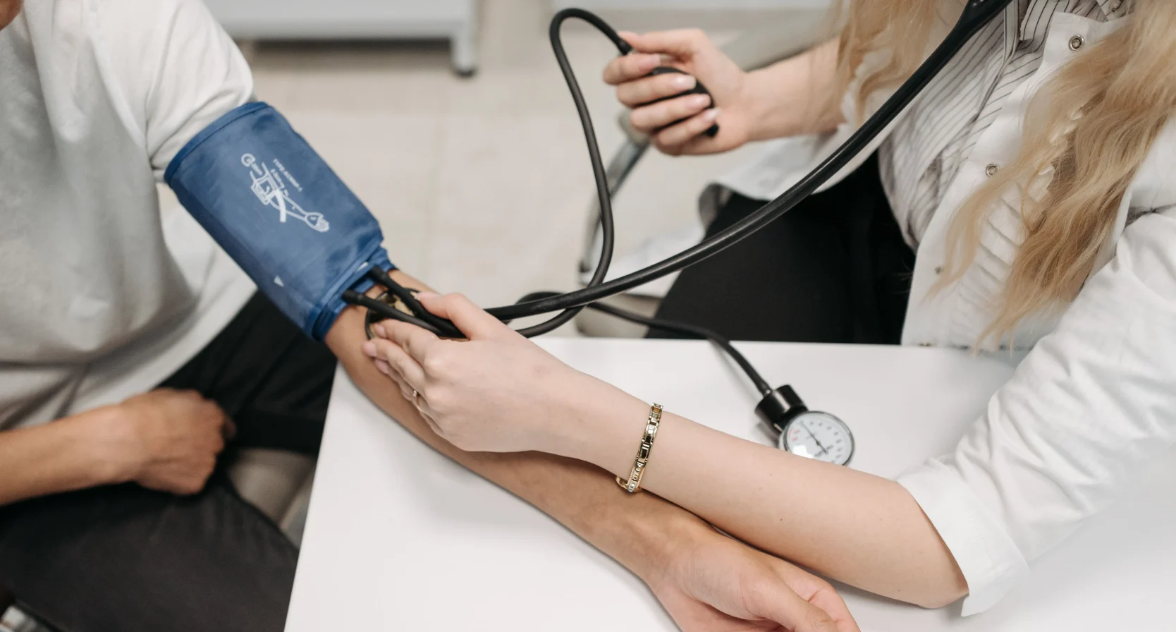 Dokter checkt bloeddruk van patiënt | niet mondig