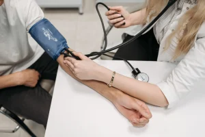 Dokter checkt bloeddruk van patiënt | niet mondig