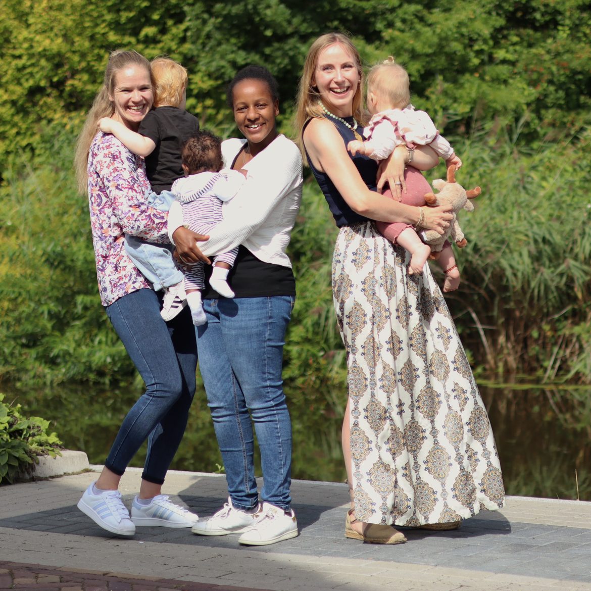 Buurvrouwen en bewust alleenstaande moeders Tsjikke, Wangeci en Moniek met hun kinderen