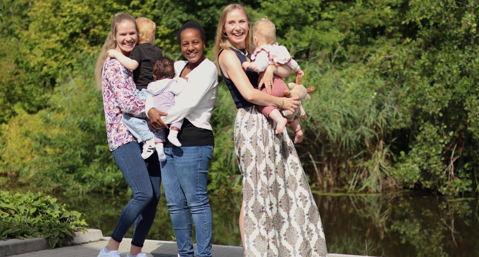 Buurvrouwen en bewust alleenstaande moeders Tsjikke, Wangeci en Moniek met hun kinderen