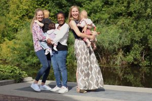 Thumbnail voor Deze 3 buurvrouwen zijn bewust alleenstaande moeders: 'We zijn een gezin op (korte) afstand'