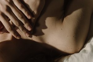 Thumbnail voor Maak de zomer heter met het LINDA.zomerverhaal: 'Ik kon me niet herinneren wanneer iemand me voor het laatst zó bewust had aangeraakt'