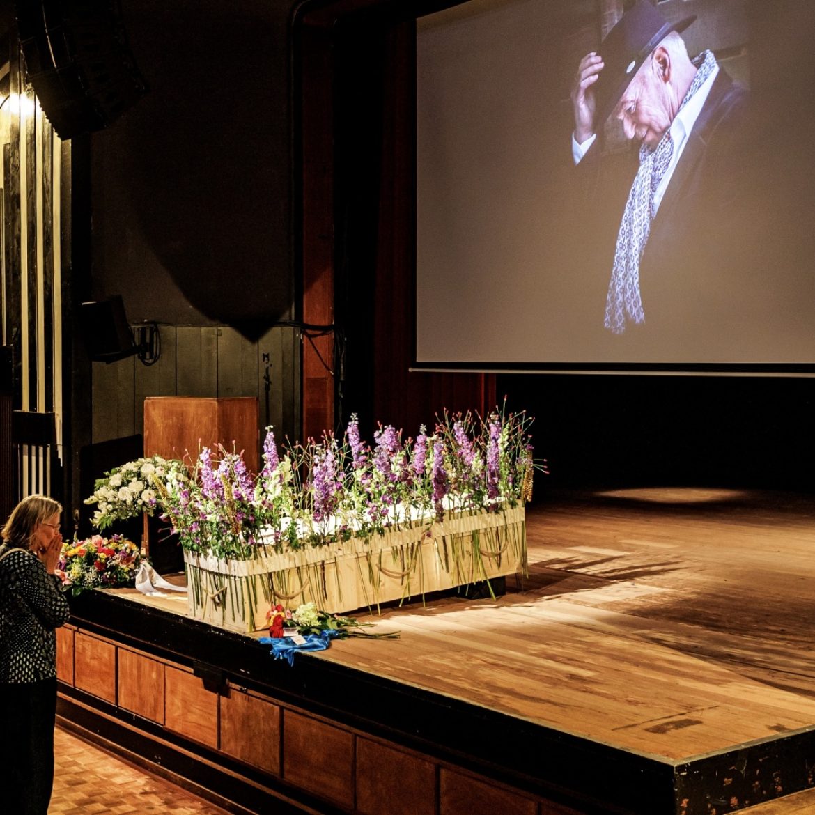 Honderden fans en collega’s nemen afscheid van Peter Faber: witte rozen en persoonlijke brieven