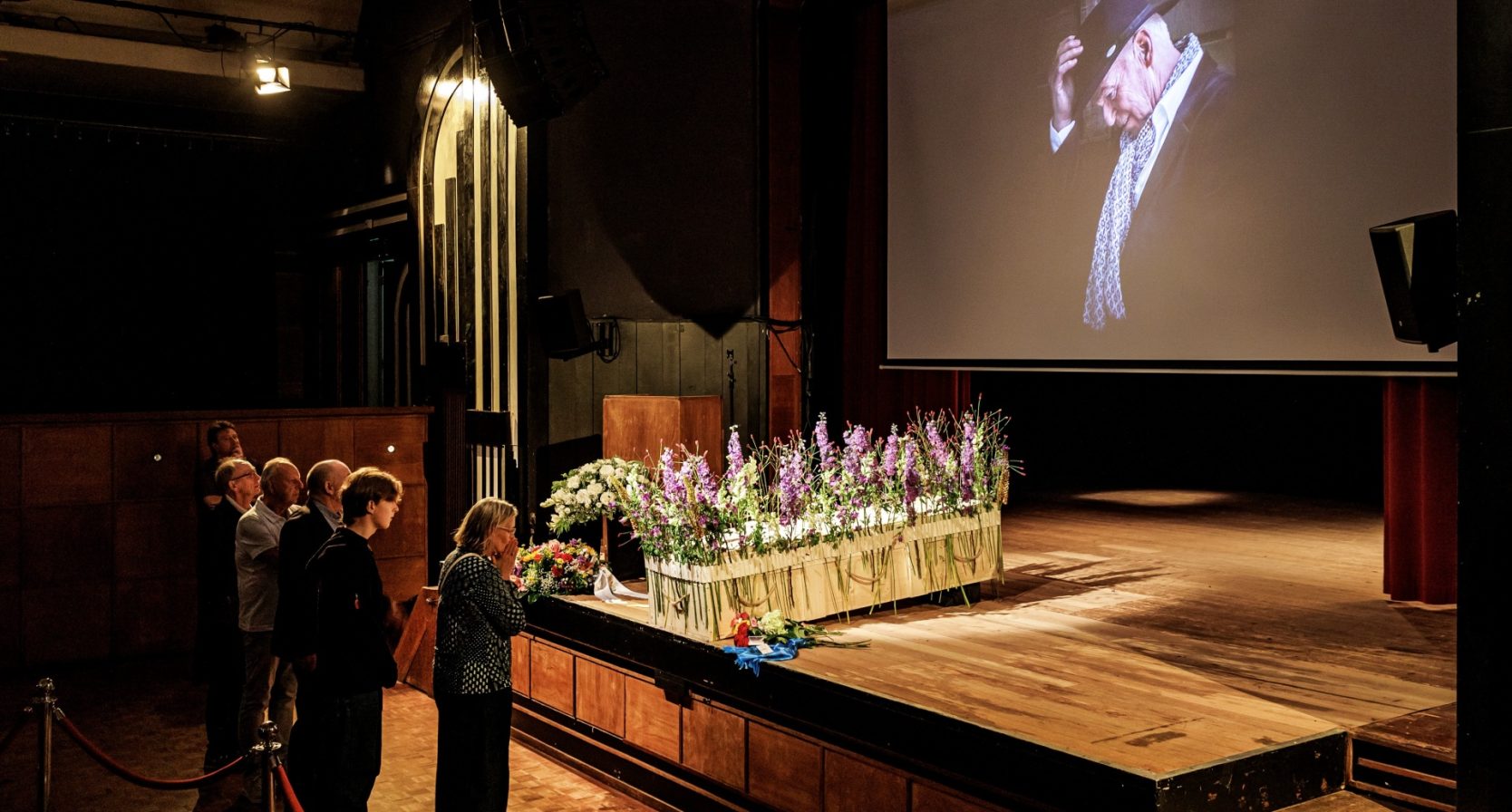 Honderden fans en collega’s nemen afscheid van Peter Faber: witte rozen en persoonlijke brieven