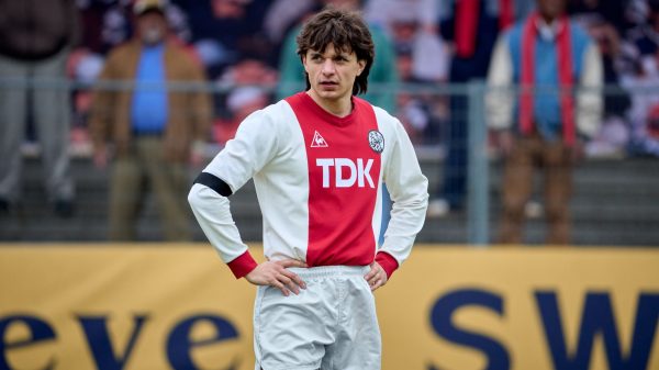 Chris Peters als Marco van Basten in Basta
