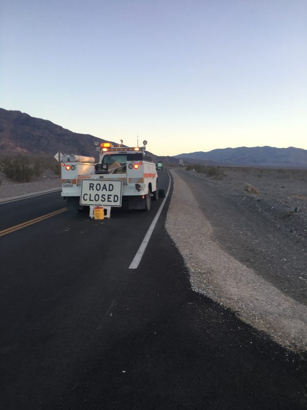Zandstorm in Death Valley, de wegafsluiting