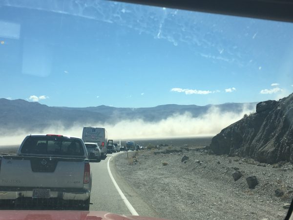 Zandstorm in Death Valley, beeld van de stofwolk op afstand. 