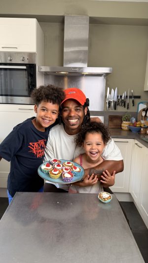 Thumbnail voor Chef Geneal Harreman maakt deze overheerlijke havermout cakejes (waar jij én je kinderen geen genoeg van krijgen)
