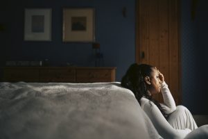 Vrouw leunt tegen haar bed en is laar met ongevraagd advies over haar samengestelde gezin