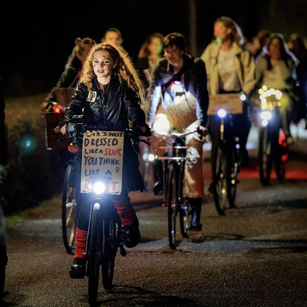 Honderden mensen op de fiets voor veiligheid vrouwen
