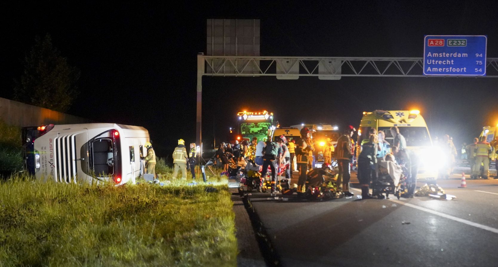 Scholieren betrokken bij ongeluk touringcar A28, acht slachtoffers naar ziekenhuis