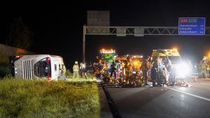 Scholieren betrokken bij ongeluk touringcar A28, acht slachtoffers naar ziekenhuis
