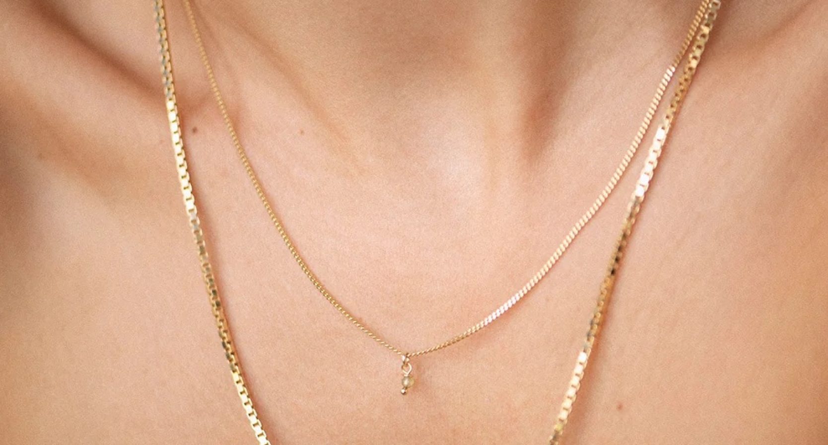 Stylist Valérie Ntantu tipt het mooiste baargoud: 10 kettingen, ringen en hangers voor ieder budget