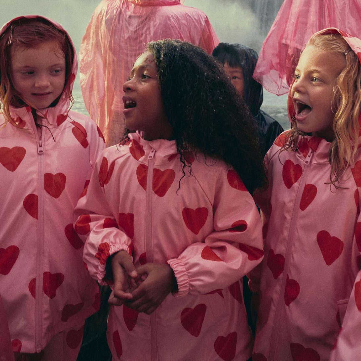 Buien op komst? Stylist en moeder Valérie Ntantu tipt de leukste kinderregenjassen