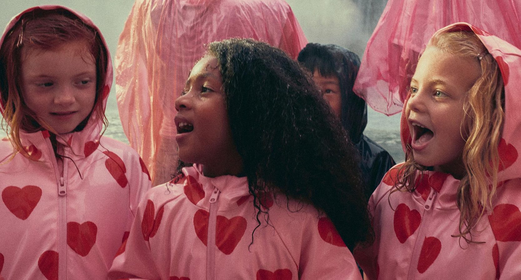 Buien op komst? Stylist en moeder Valérie Ntantu tipt de leukste kinderregenjassen