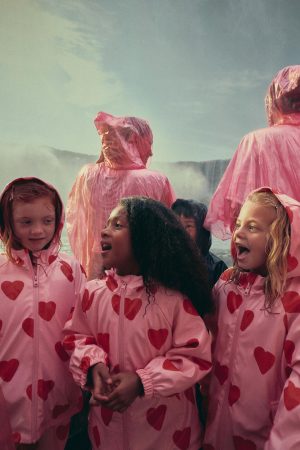 Thumbnail voor Buien op komst? Stylist en moeder Valérie Ntantu tipt de leukste kinderregenjassen
