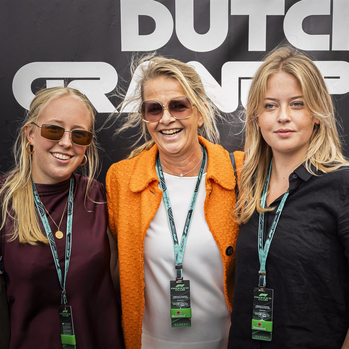 Prinses Mabel neemt beide dochters mee naar de Grand Prix, en dat gebeurt bijna nooit