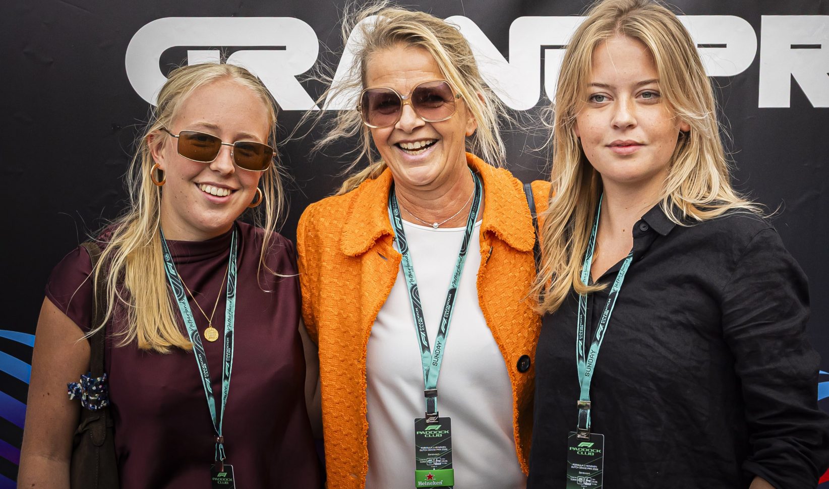 Prinses Mabel neemt beide dochters mee naar de Grand Prix, en dat gebeurt bijna nooit